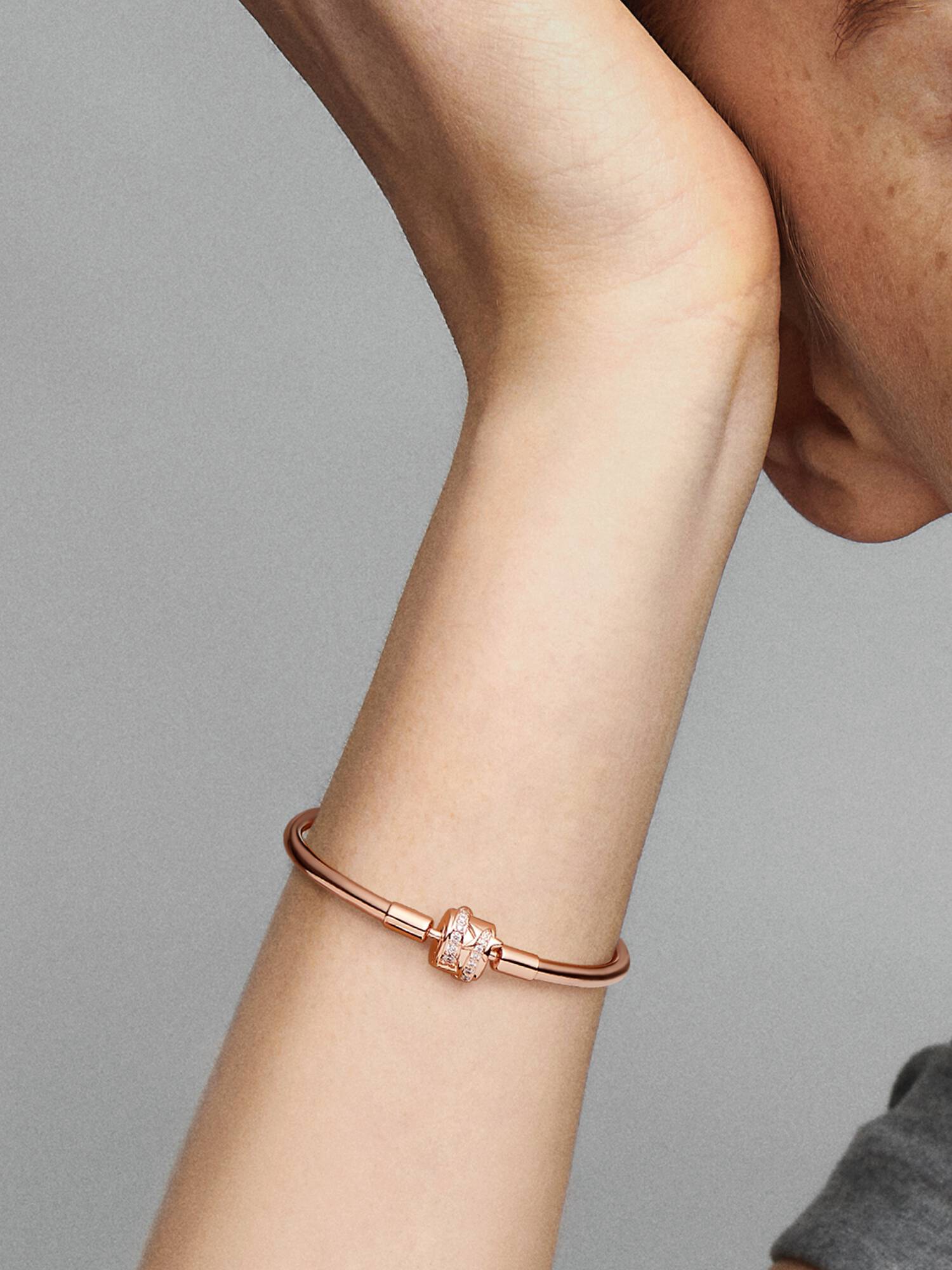 Limited Edition Pandora Moments Sparkling Shooting Star Clasp Bangle